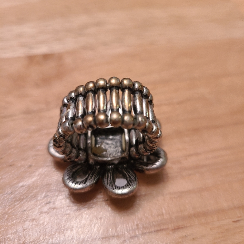 VINTAGE CLEAR BEAD FLOWER RING WITH ELASTIC RINGBAND - Picture 4 of 4